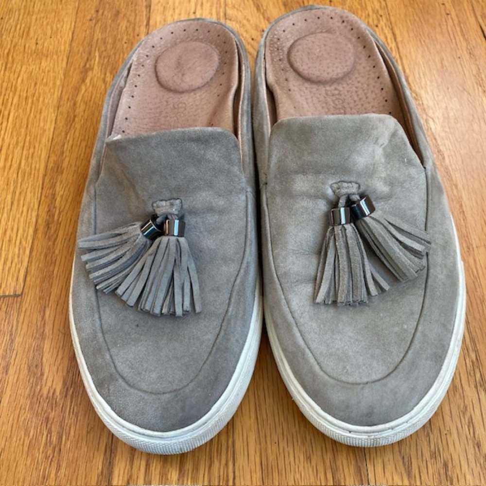 CLEARANCE- Gentle Souls by Kenneth Cole Rory tasseled mules in Gray suede size 7